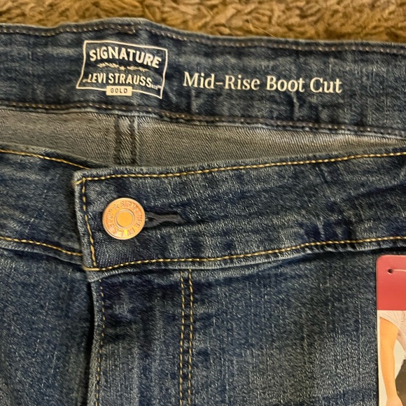 Levi Strauss Signature Woman’s Plus size 26 S jeans Midrise Bootcut - Picture 4 of 6